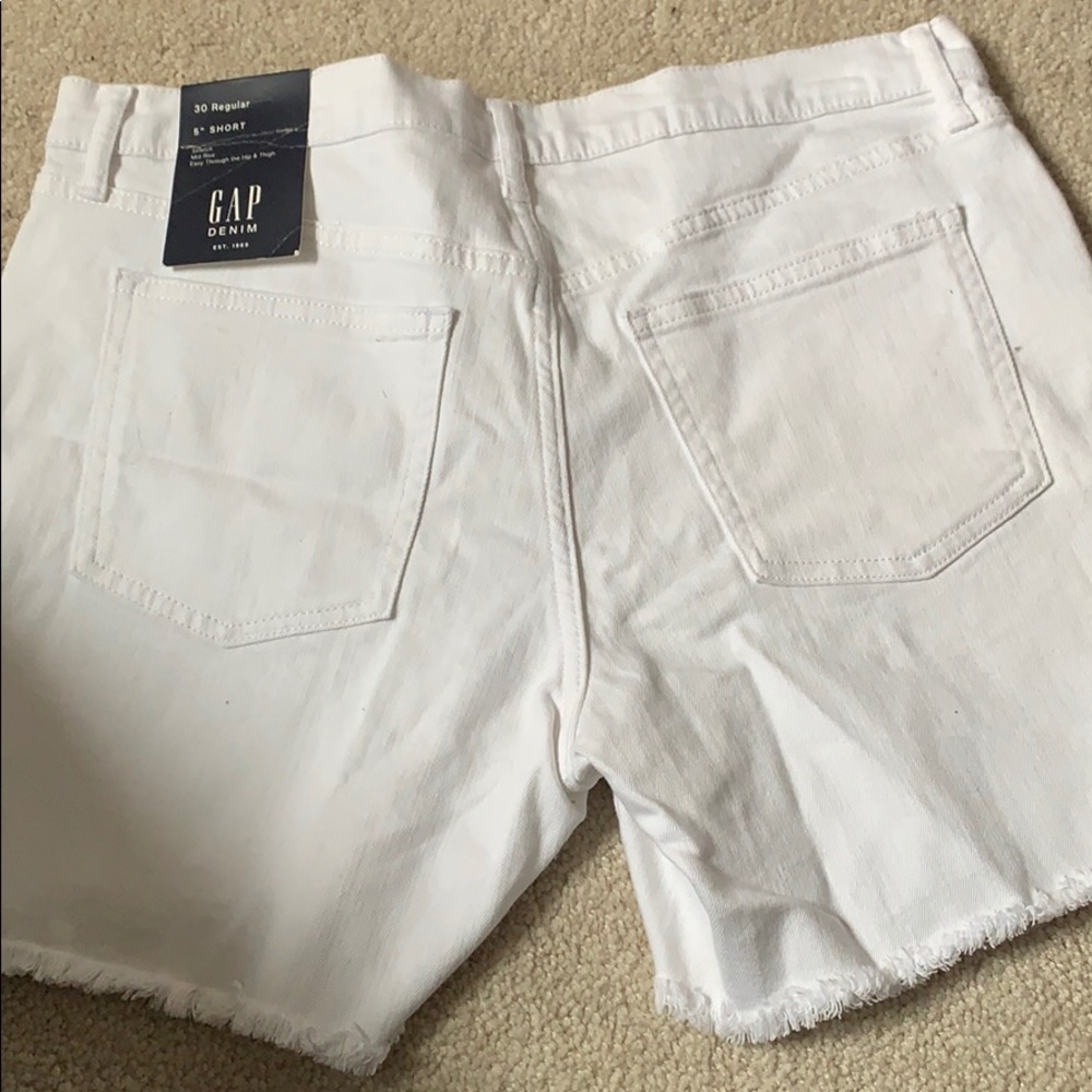Gap 5” Mid- Rise Shorts - Picture 2 of 4